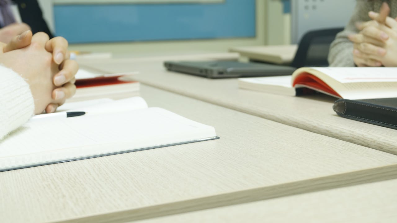 給料交渉の準備をするビジネスパーソン