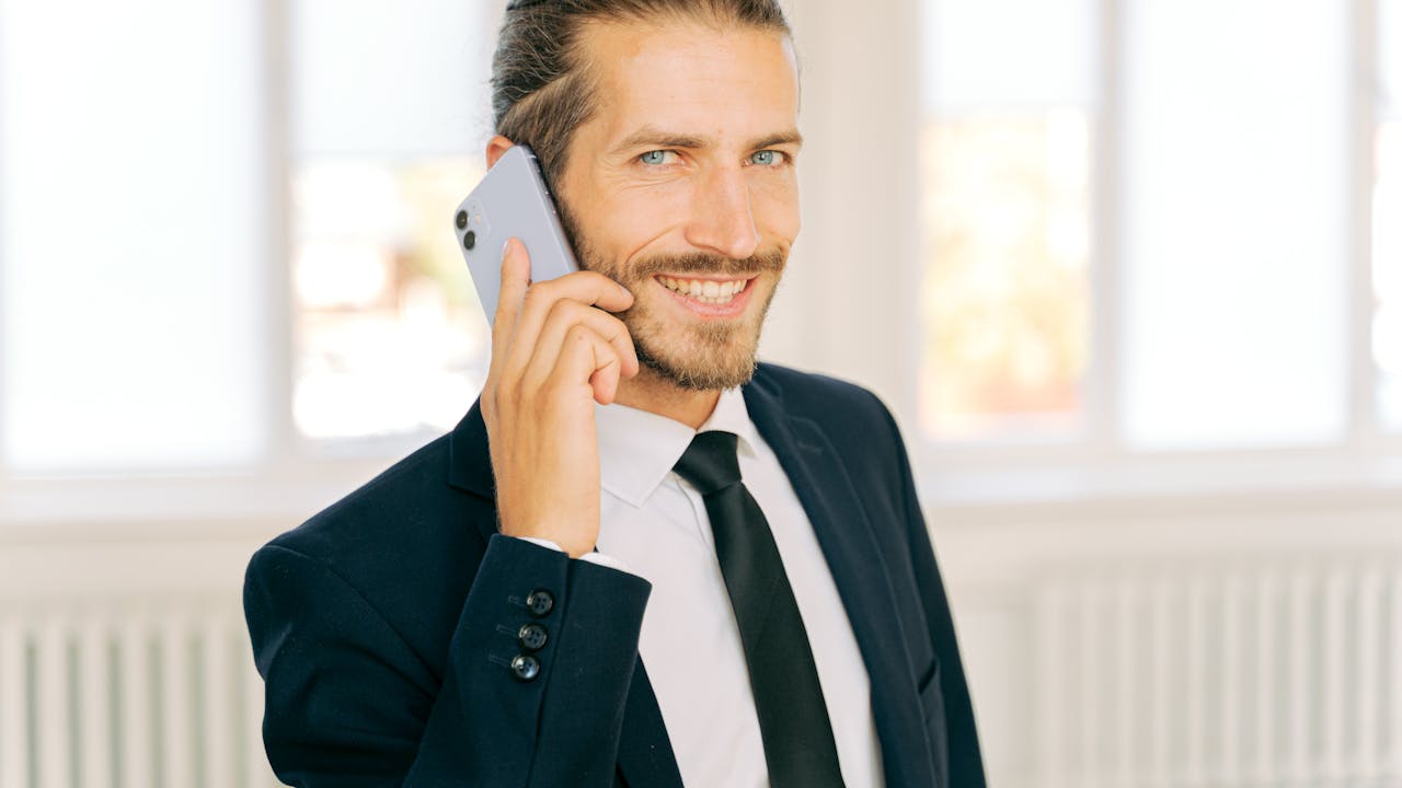 給料交渉で例文を使って話すビジネスパーソン