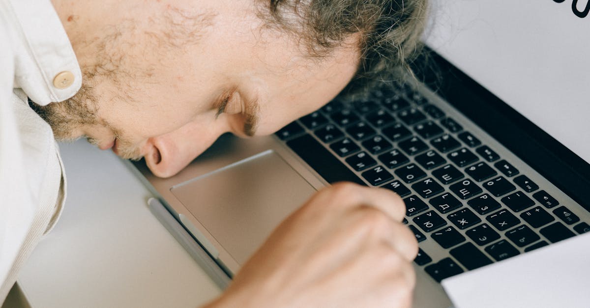 職場で昼ごはんに悩む様子