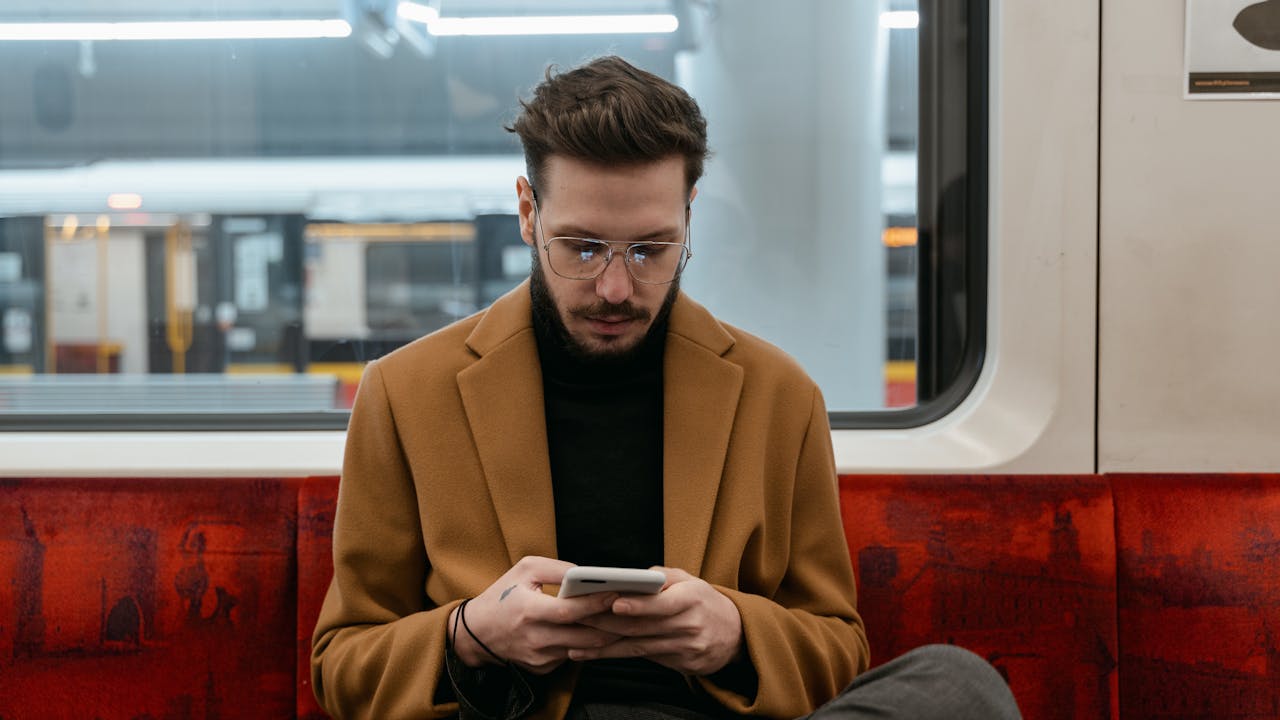 通勤電車でスマホ学習する社畜
