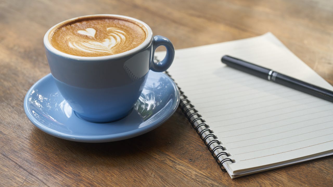 朝活・コーヒーとノートで勉強する社畜