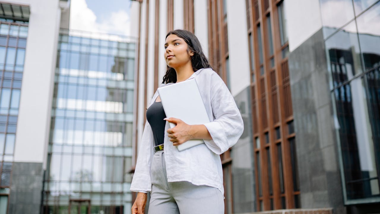 自信を持って上司と対話する若手社員