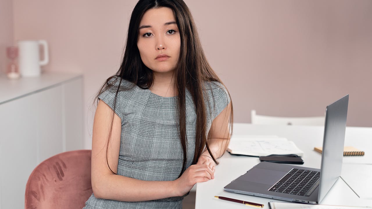 転職活動を始めて新しいキャリアに向かう若者