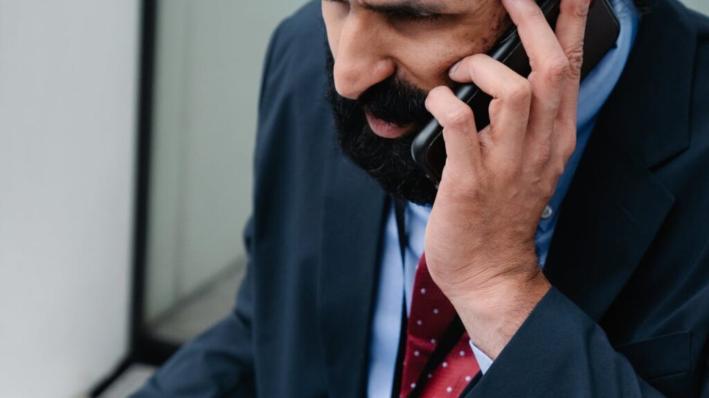 欠勤連絡を電話で丁寧に伝える会社員
