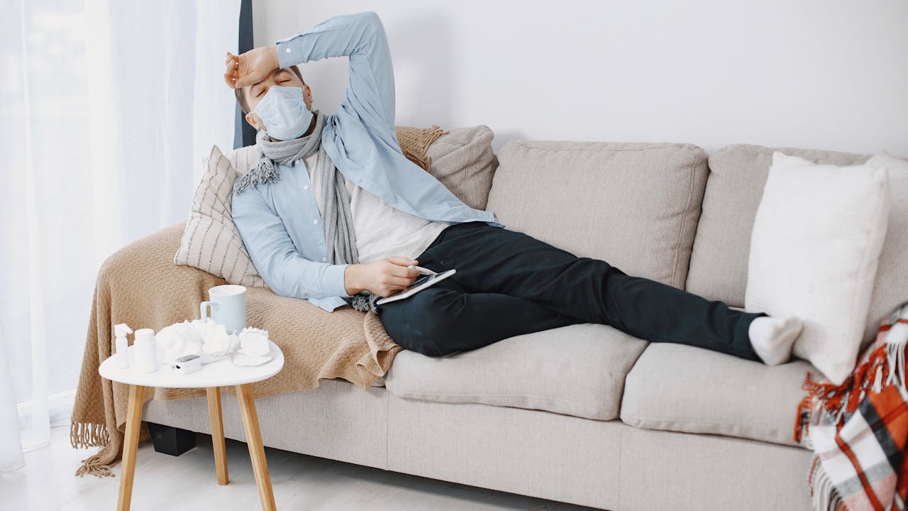 体調不良で休む連絡をスマホで準備する人