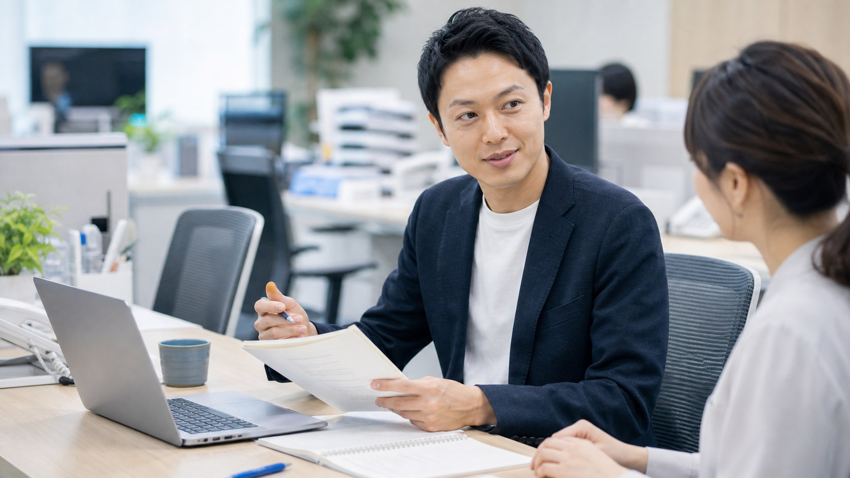 休み明けに仕事の状況を確認して信頼を戻す会社員