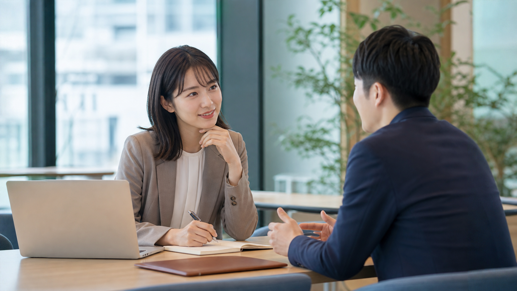 職場の孤立について相談しながら次の行動を考える人