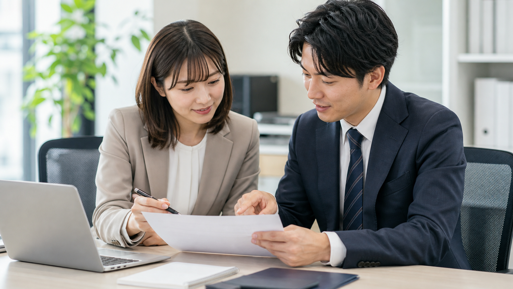 「いただいている」の正しい敬語の使い方を同僚と確認している場面