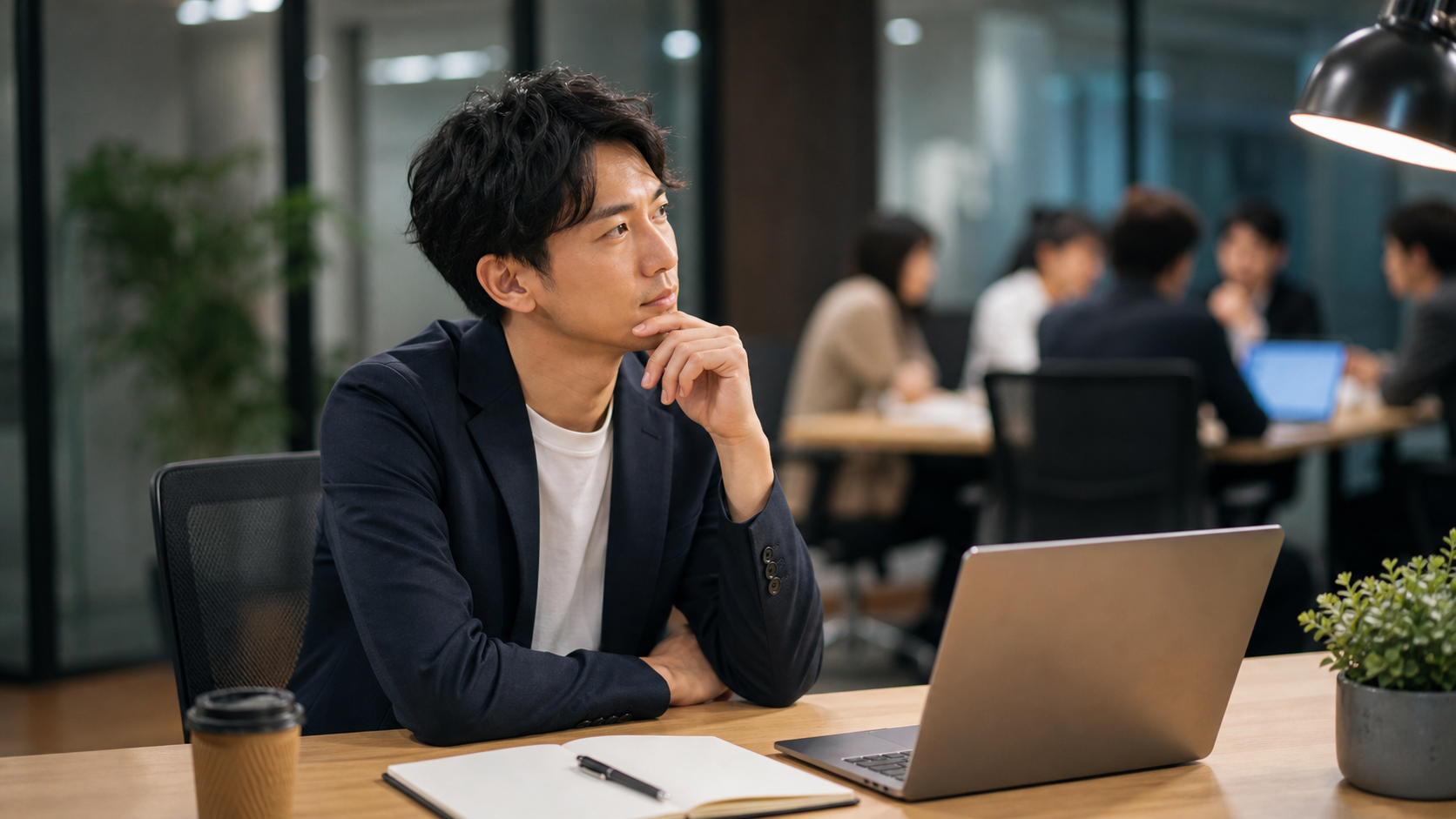 職場で周囲と比較しながら自分の強みを見直す社会人
