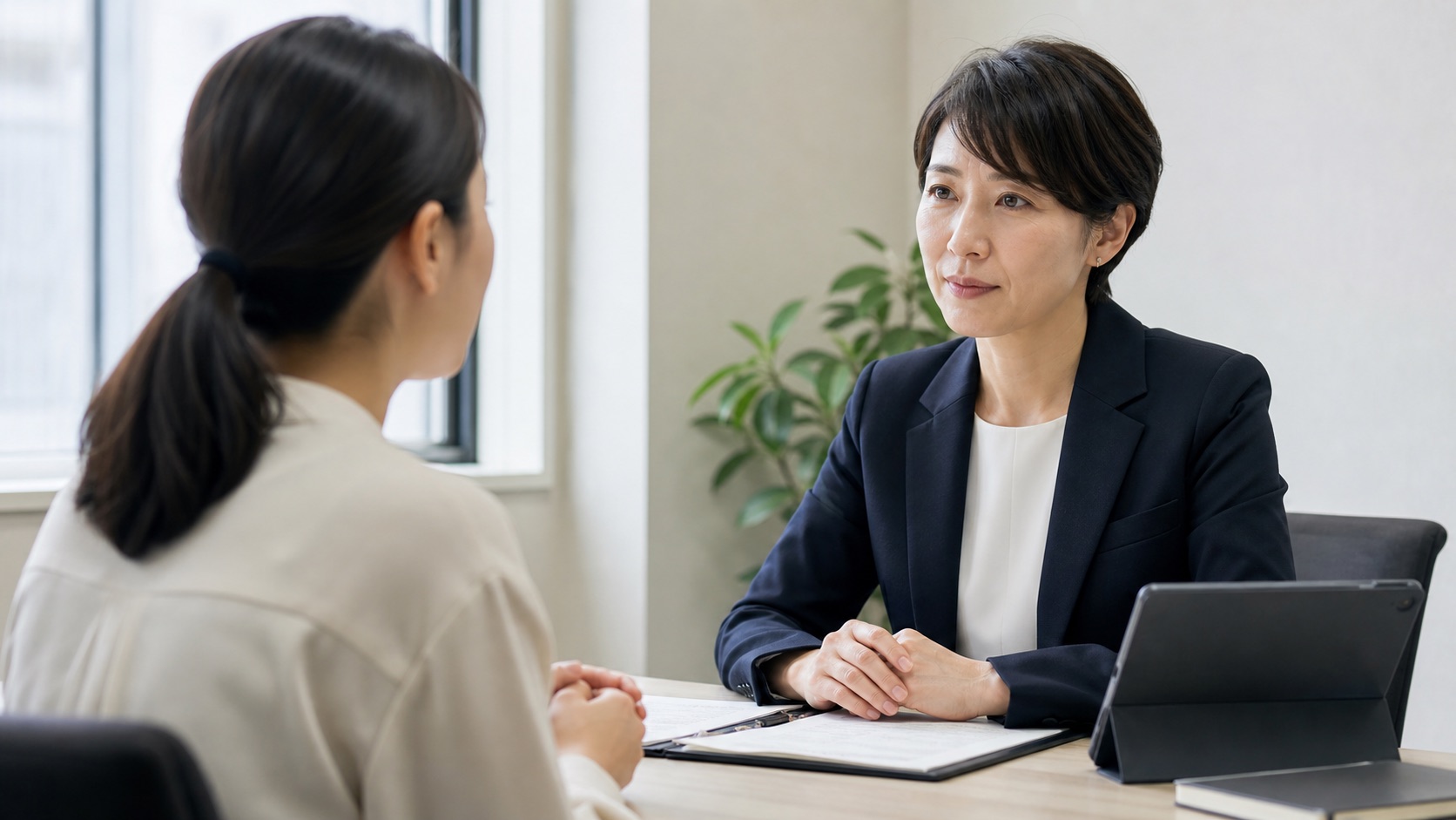 パワハラ相談窓口で専門家に相談する様子
