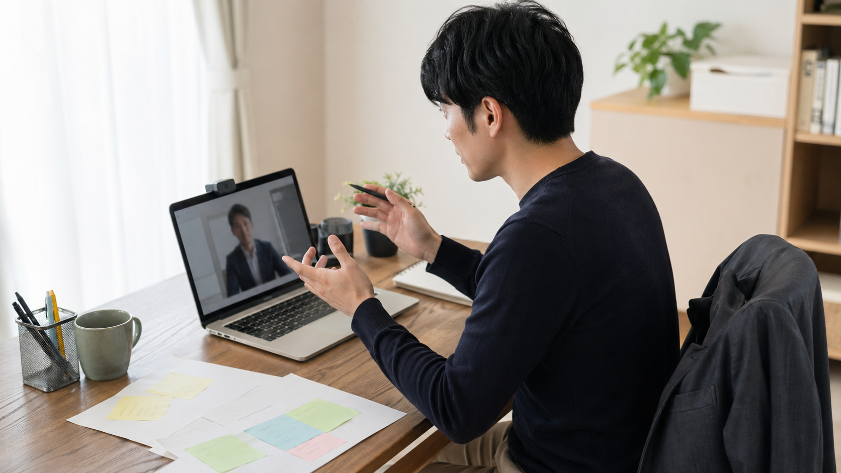 無職期間後の再就職に向けて面接準備をする様子