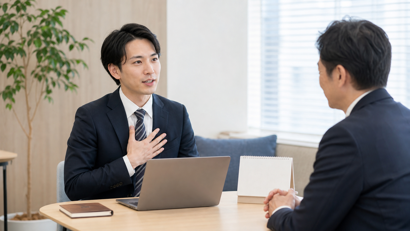 上司に引っ越しの有給取得を落ち着いて相談する会社員