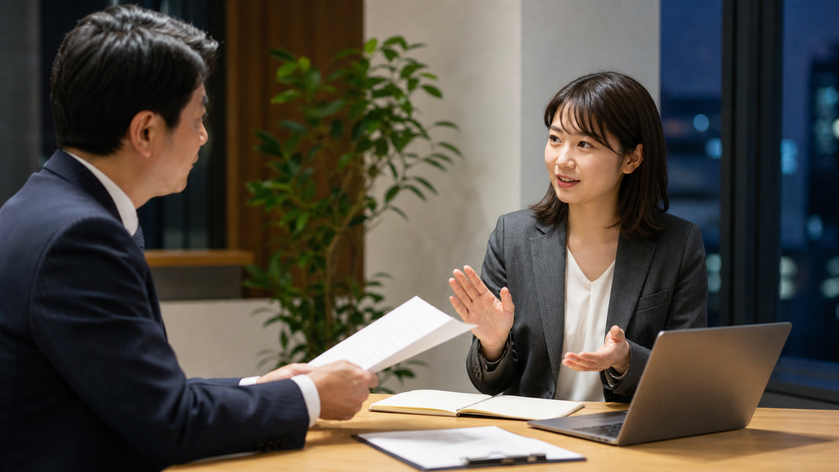 上司に残業を丁寧に断る会社員