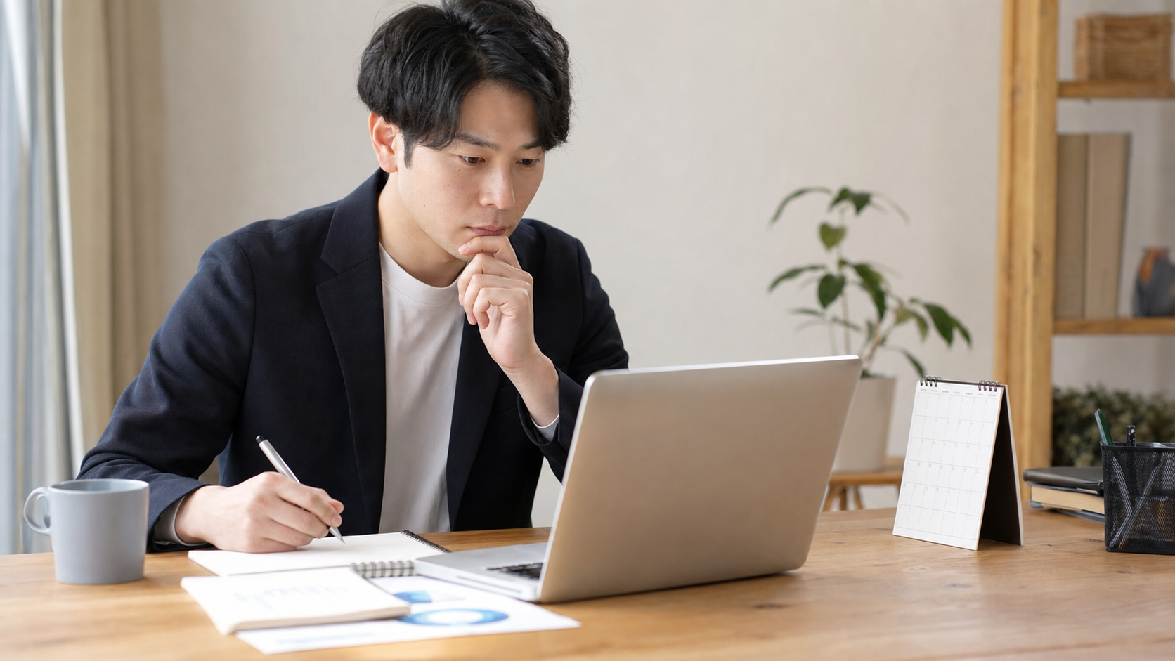 固定残業代を含む求人票を慎重に確認する求職者