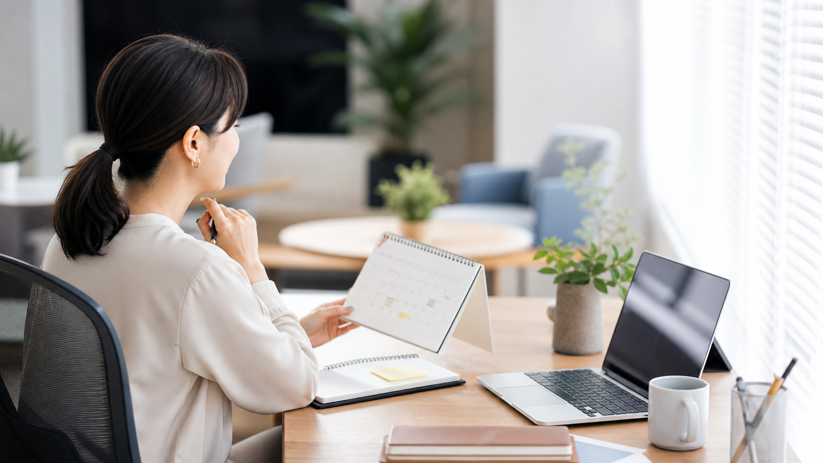 有給が取りづらい職場でカレンダーを確認する会社員