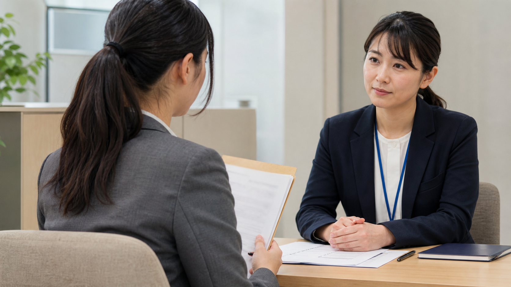 パワハラの証拠を持って相談窓口で相談するイメージ