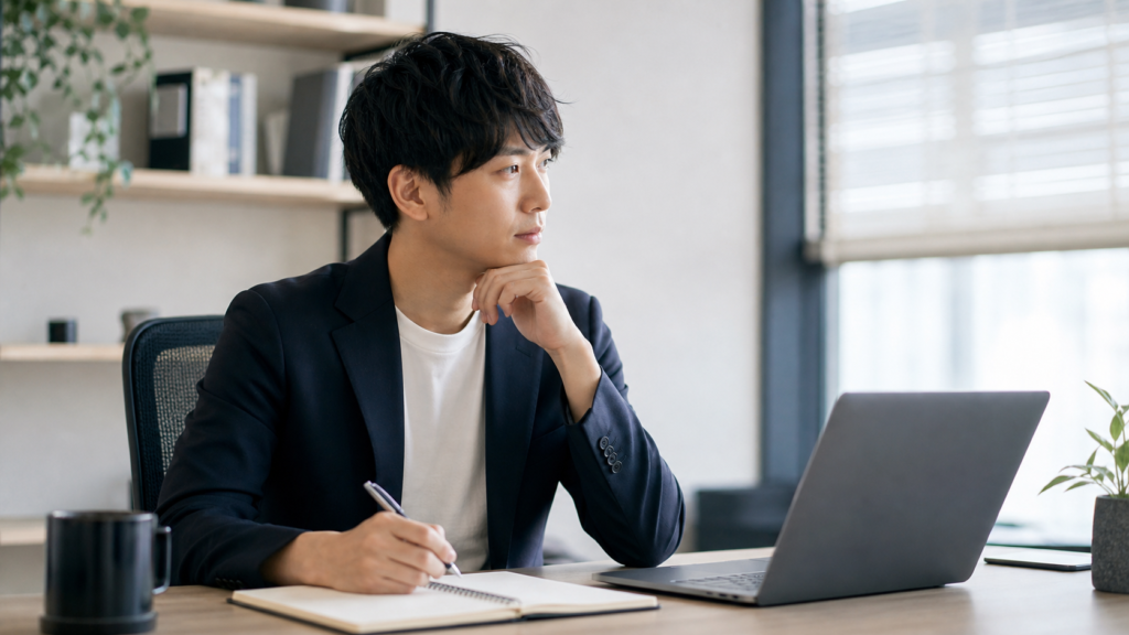 仕事をすぐ辞めるか悩み、退職時期を冷静に整理する会社員