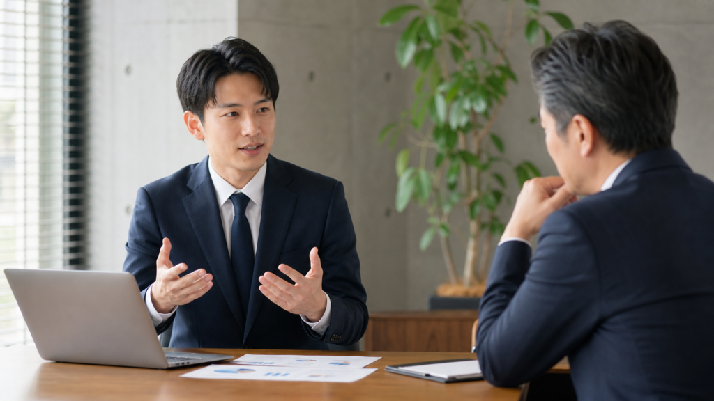 上司に反抗できる人が冷静に代替案を伝える面談風景