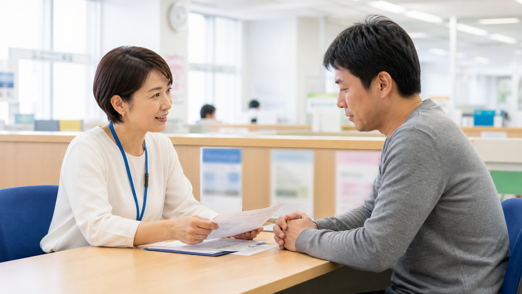 離職後の公的支援について窓口で相談する様子