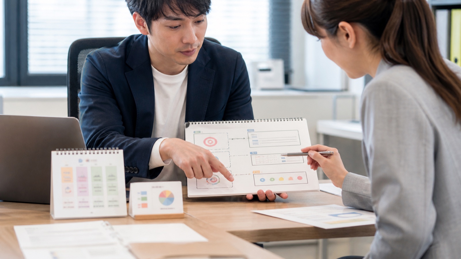 上司の曖昧な指示を目的・完成形・期限に分けて確認する会社員