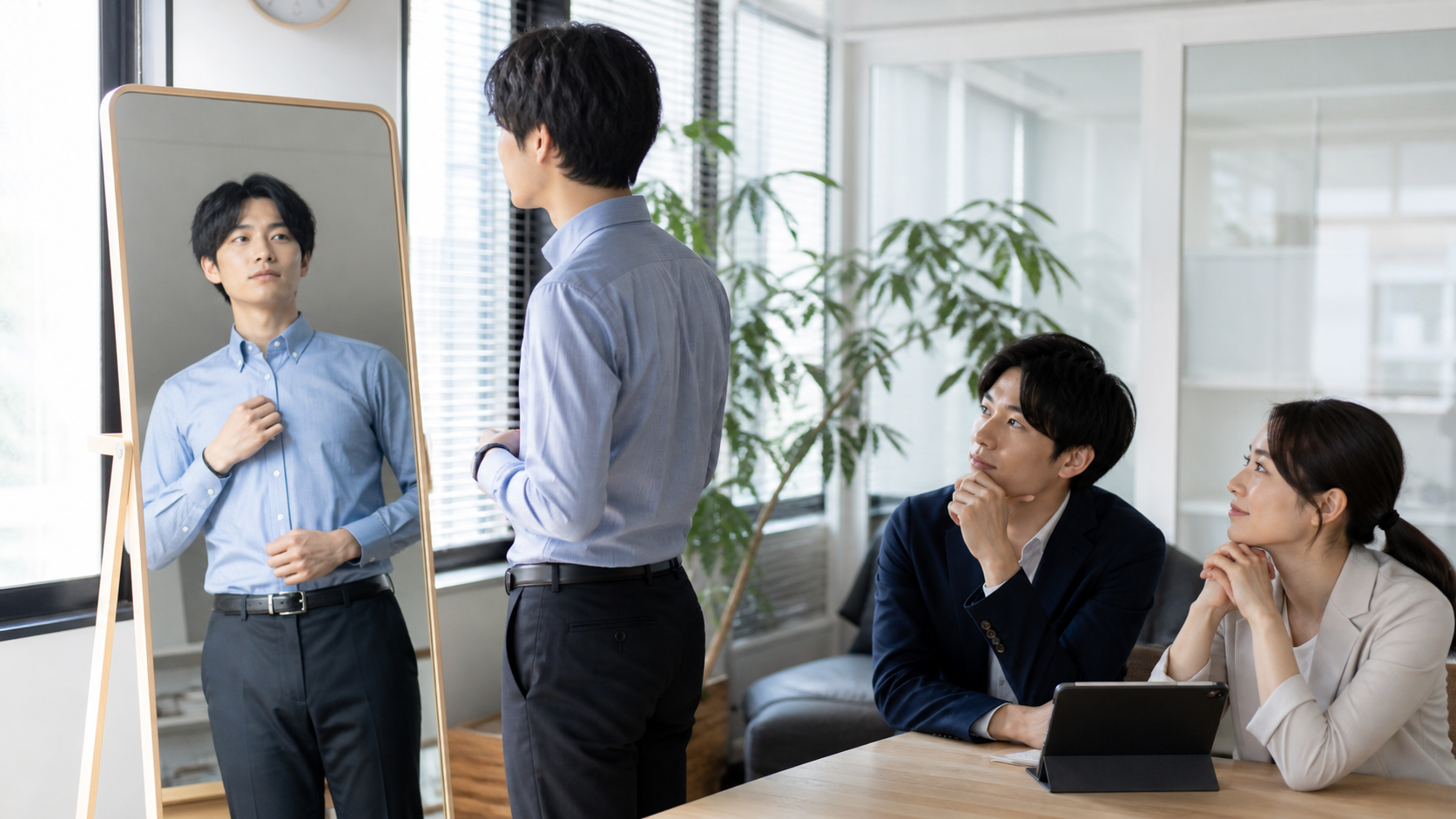 物理的な鏡と手本を表す鑑の違いを職場で考える会社員