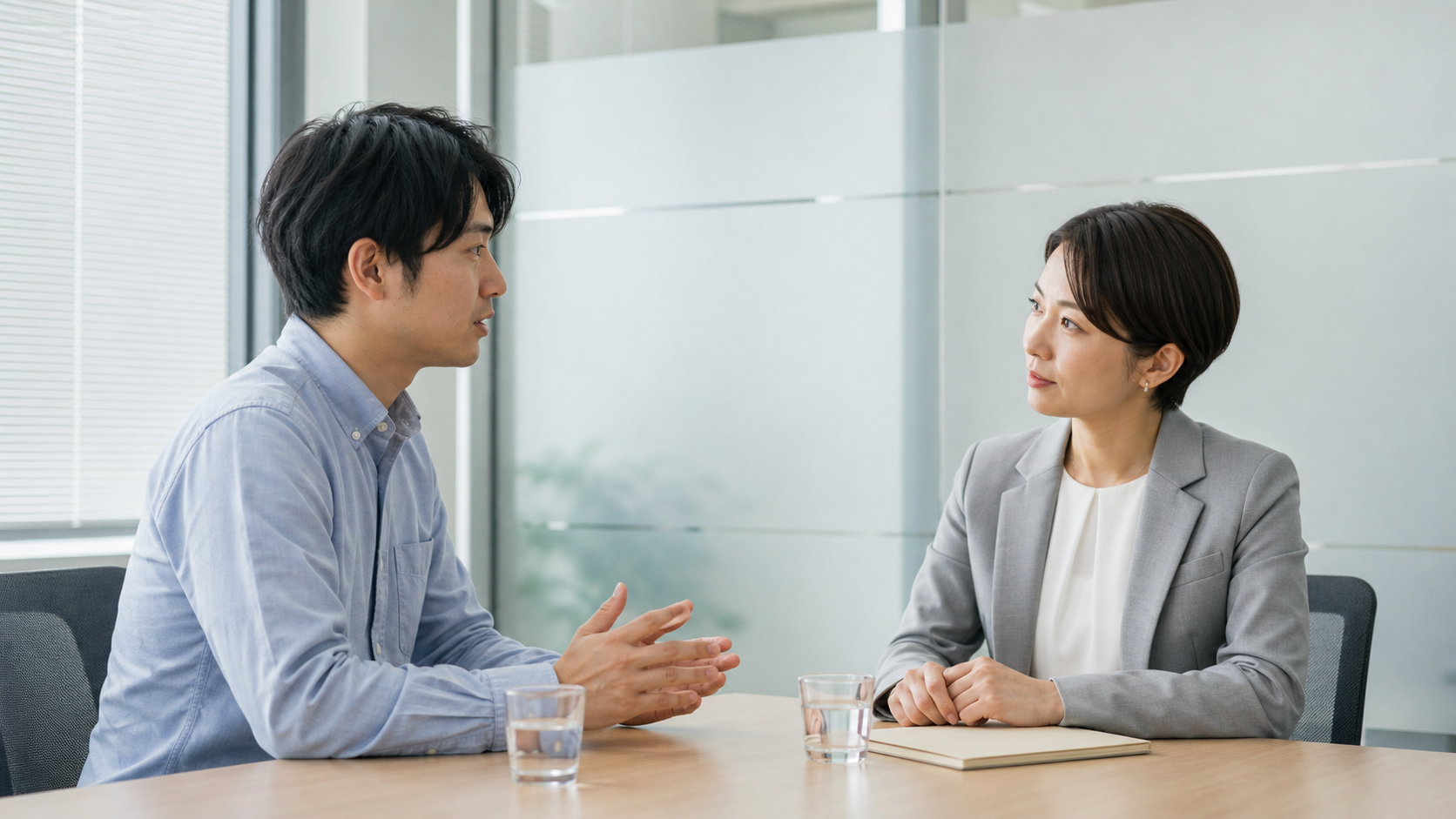 仕事を休みがちな状態について専門スタッフへ相談する会社員