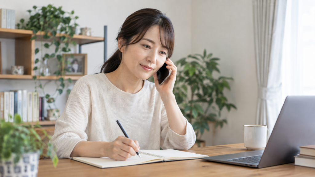 着替え時間の扱いを資料とともに電話相談するイメージ