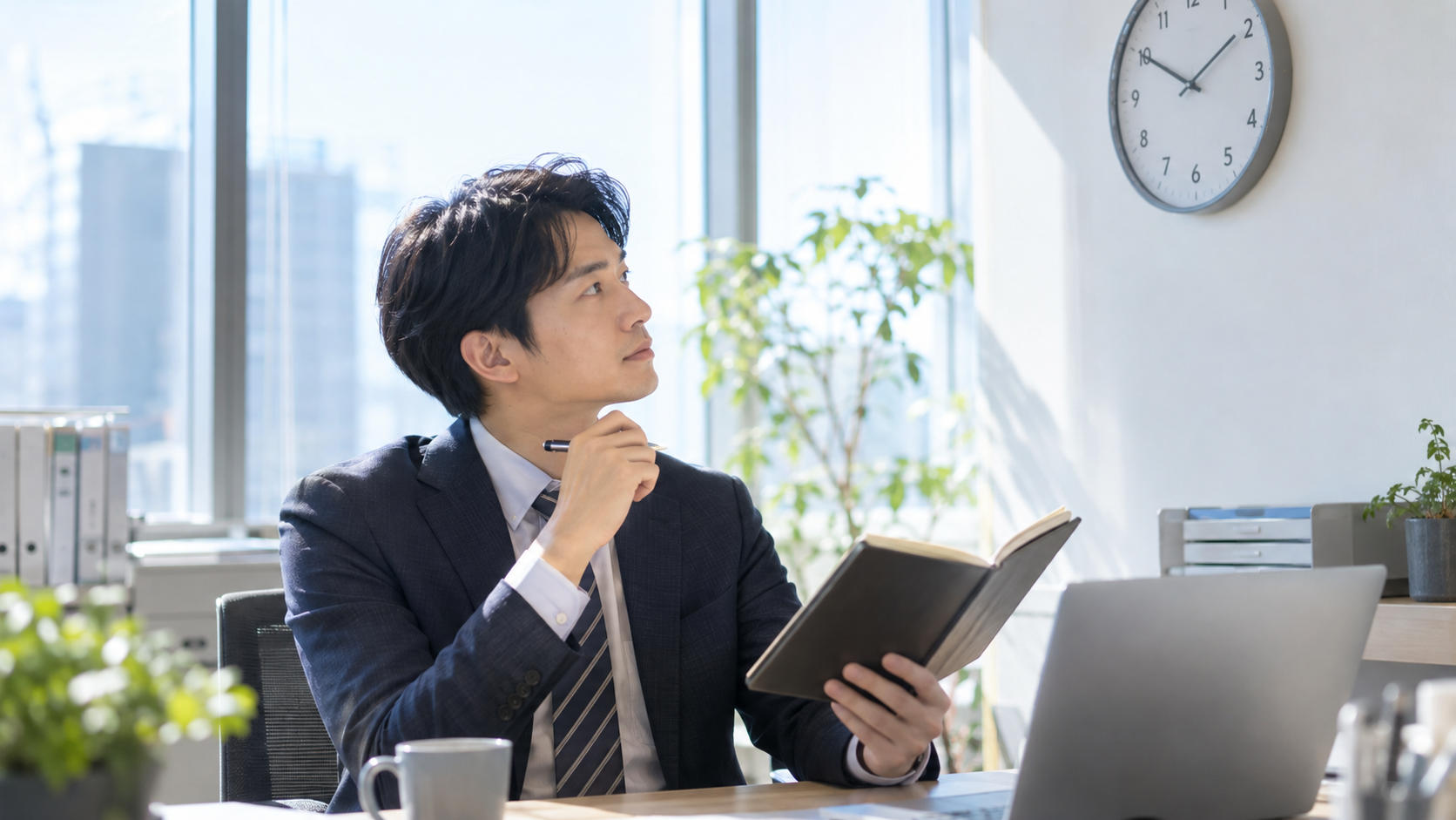 フレックスタイムの勤務予定を考える会社員