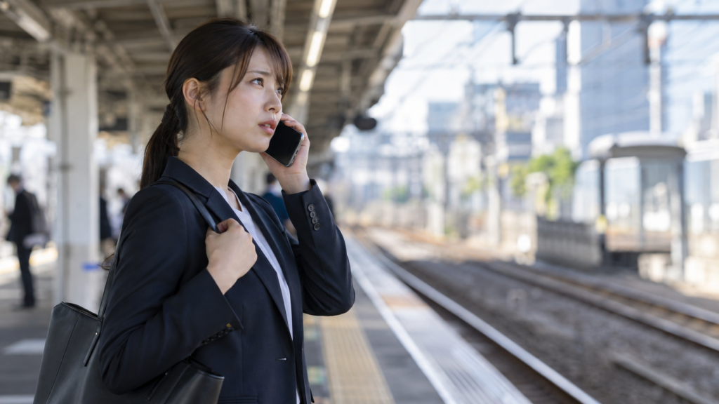 出勤の遅れを会社へ連絡する会社員
