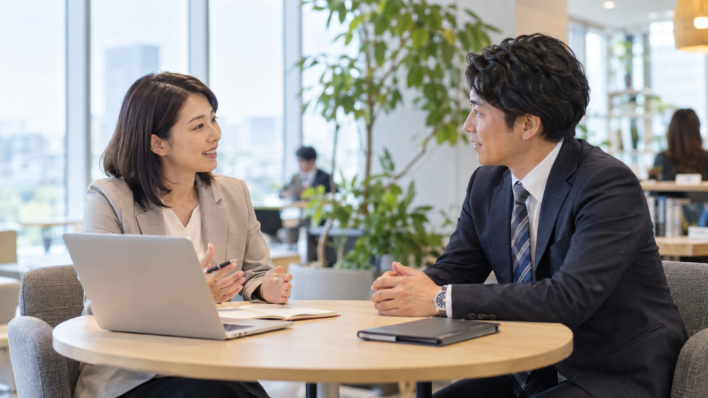 人事担当者と勤務時間について相談する会社員
