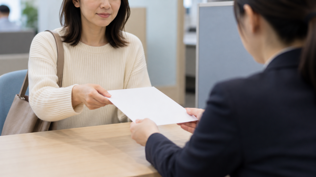 公的窓口で担当者と申請する書類を確認する手元