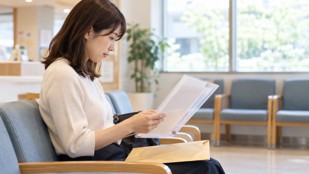 受診に備えて手元の書類を確認する人