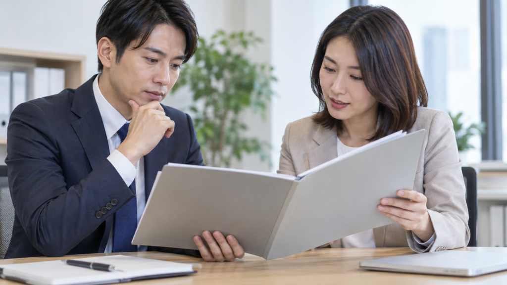 人事担当者と休暇制度の書類を確認する会社員