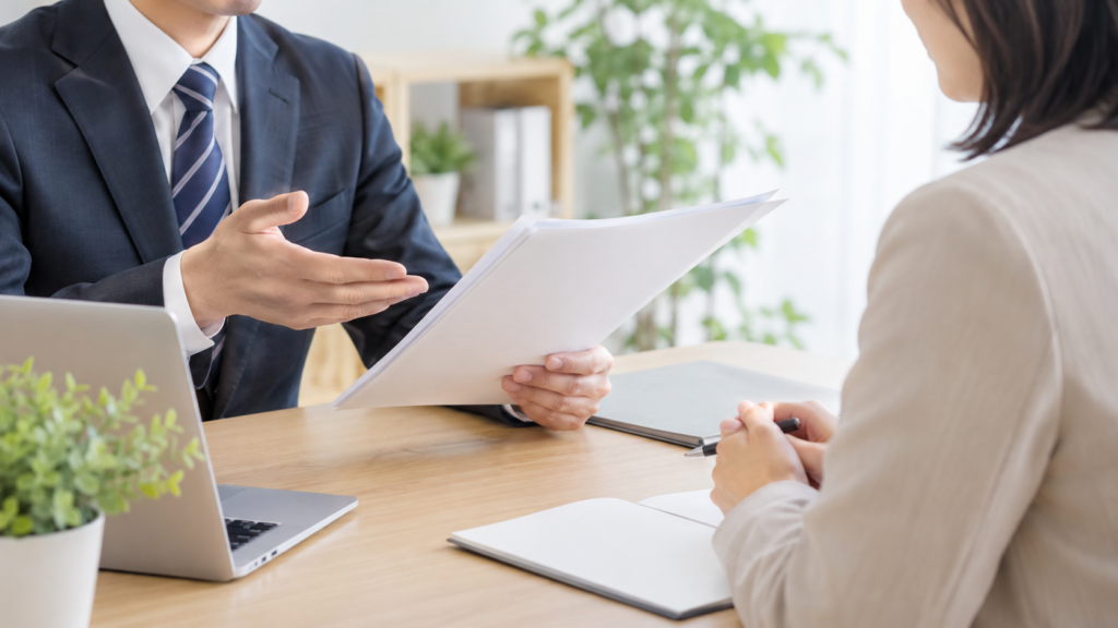 休暇申請の記録を整理して相談員に確認する会社員