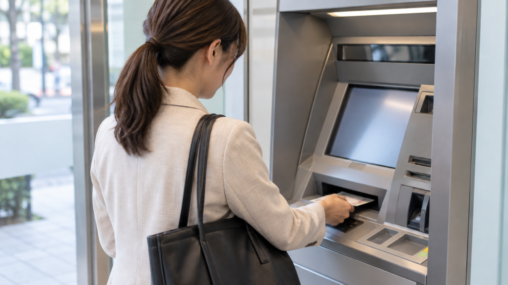 給与の受取後にATMで出金する利用者