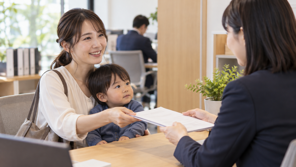 育児時短就業給付金の申請資料を人事へ渡す働く親