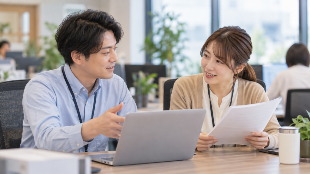 情報システム担当へ会社PCの利用ルールを相談する社員