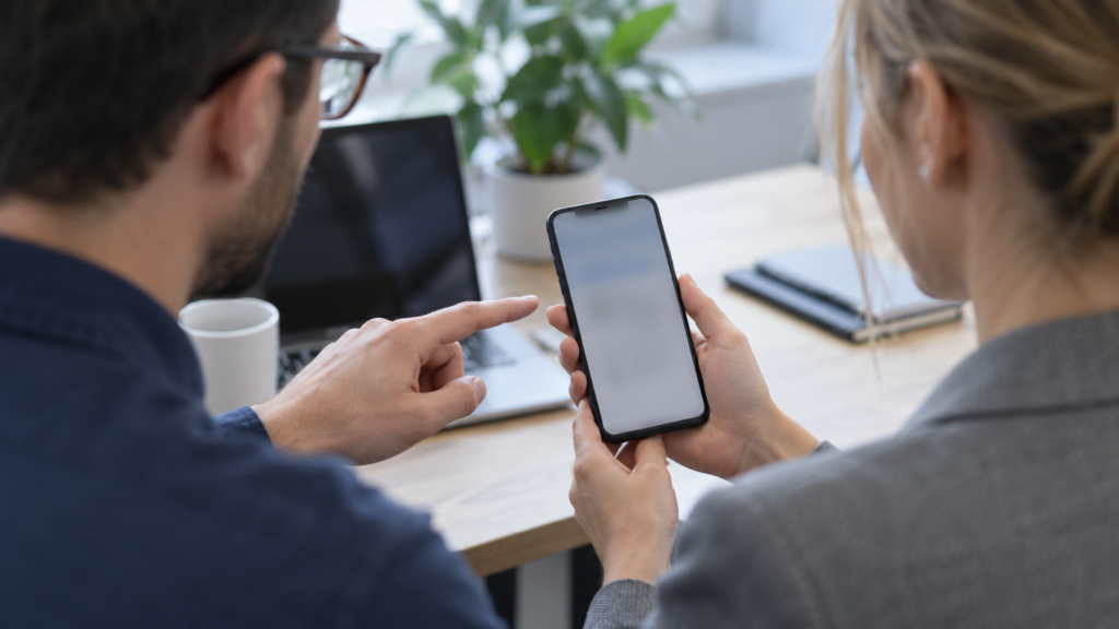 設定前にスマートフォンをIT担当者と確認する手元