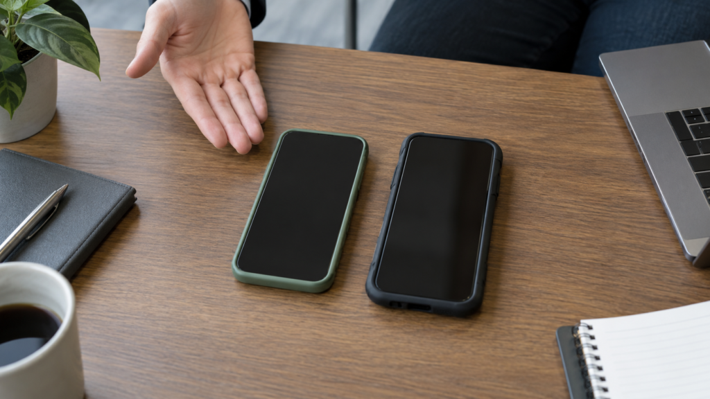 私物スマホと社用端末を並べて比較する手元