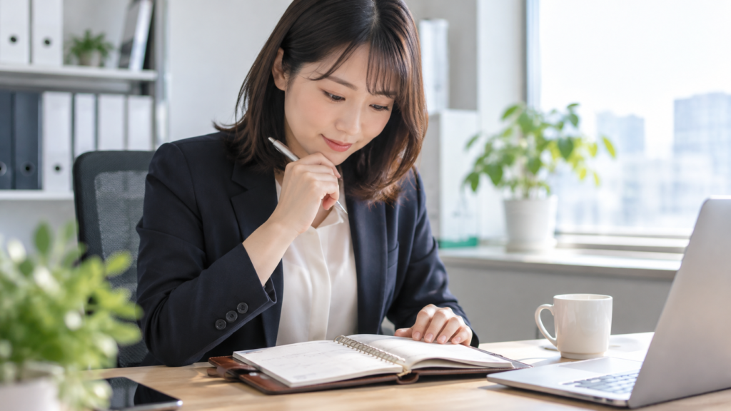 手帳で休暇の予定を確認する会社員