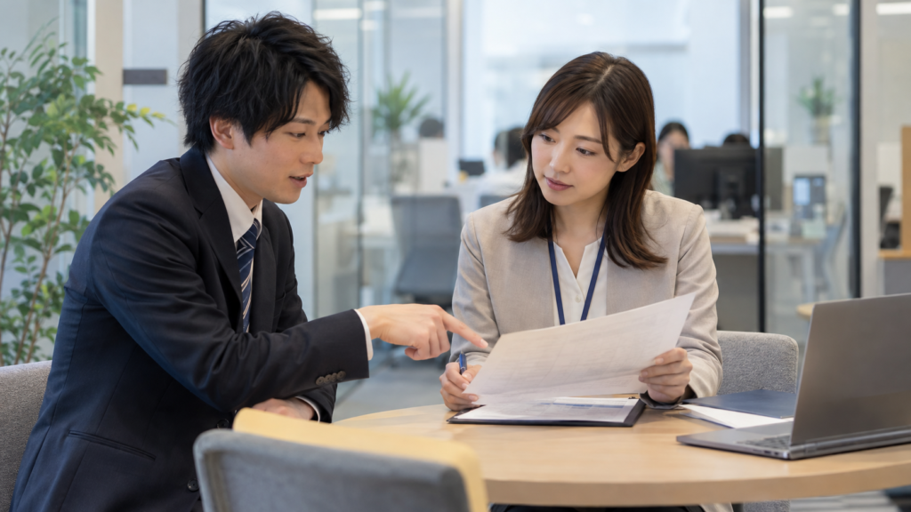 休暇制度について人事担当者へ質問する会社員