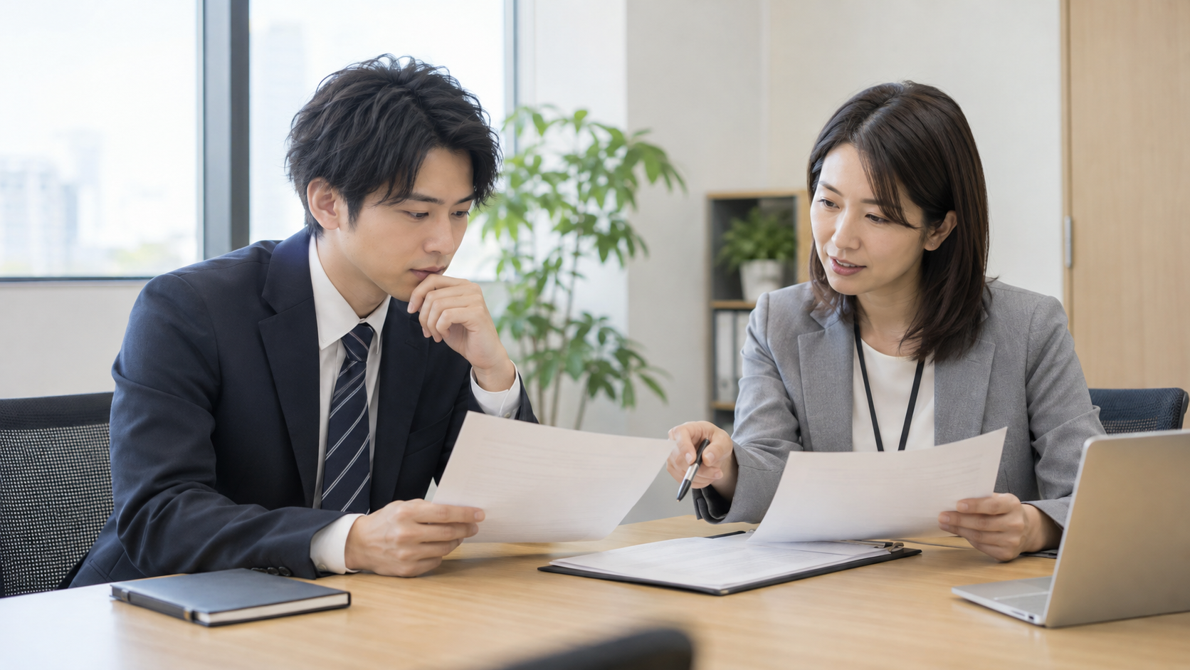 試用期間の延長通知を受けて契約条件を確認する社員
