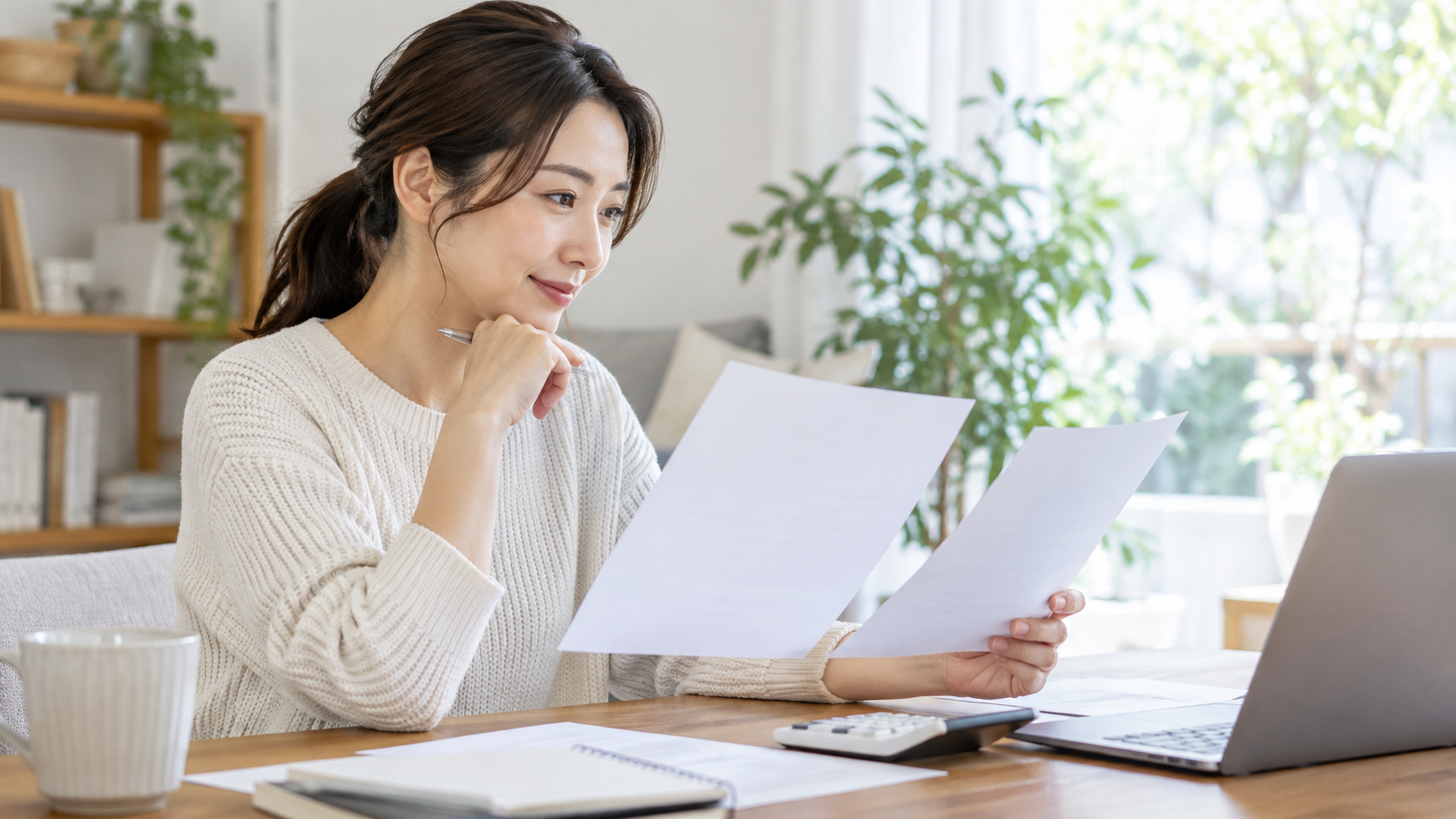 再就職後の給与資料を確認する会社員
